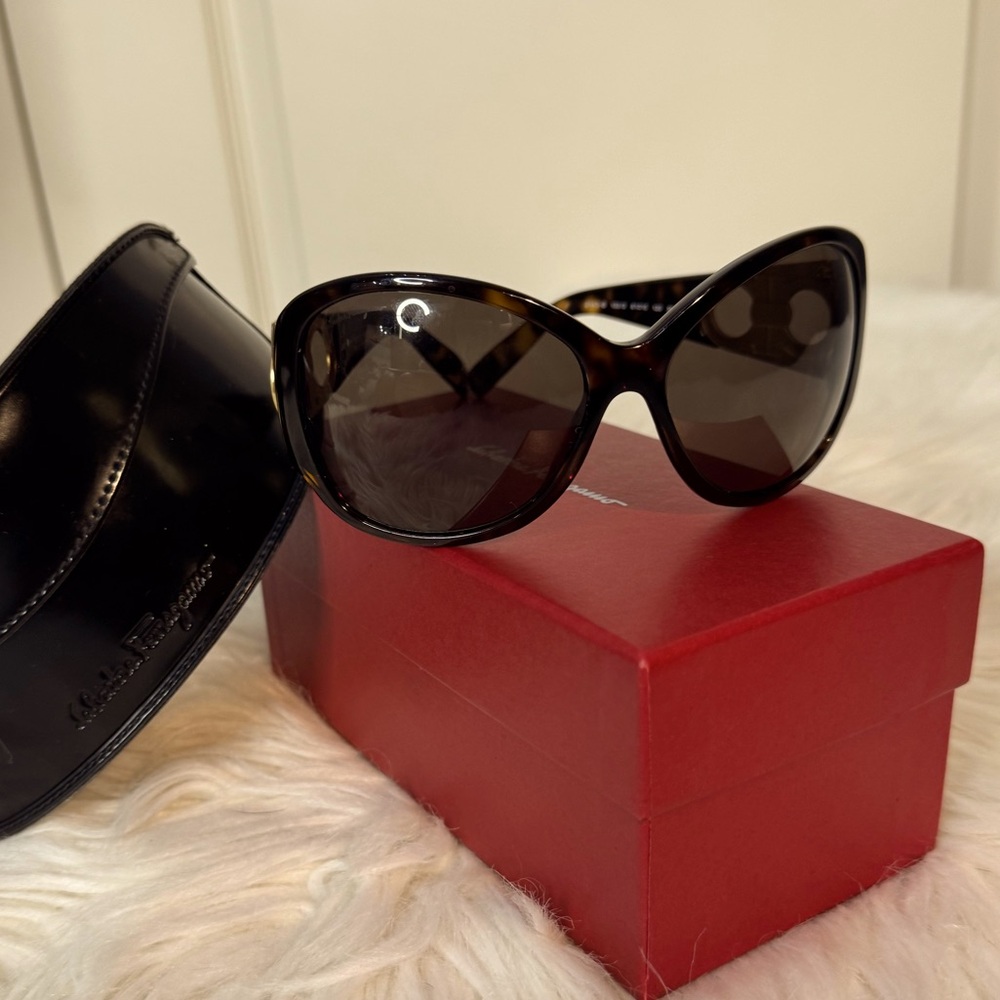 AUTH Salvatore Ferragamo SF2143-B 102/3
Brown with rhinestones on temple
61 mm